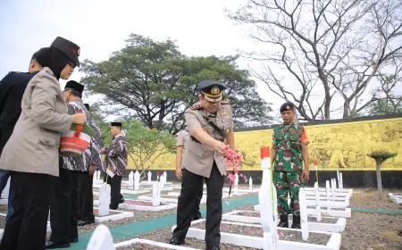 Polres Madiun dan Polres Madiun Kota Gelar Ziarah Peringati Hari Bhayangkara ke-78 di Taman Makam Pahlawan