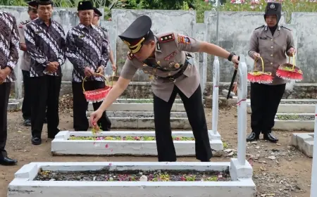Sambut Hari Bhayangkara ke-78, Polres Nganjuk Gelar Upacara Ziarah dan Tabur Bunga