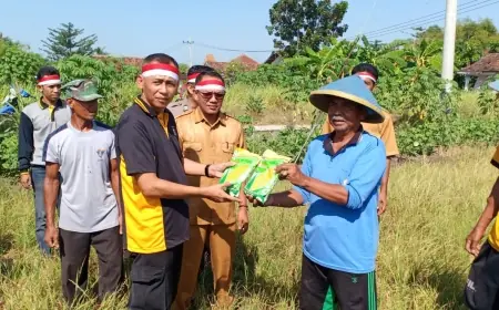 Jaga Ketahanan Pangan, Polisi di Gresik Bagikan Bibit Jagung ke Petani