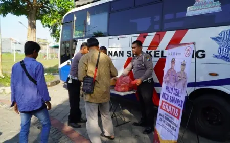 Momen Akrab Satlantas Polres Gresik Bagi-bagi Sarapan Gratis ke Pemohon SIM Keliling