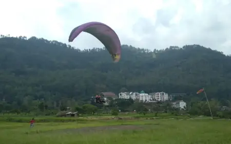 Paralayang Kota Batu Bakal Dipenuhi Aksi Atlet Nasional dan Mancanegara