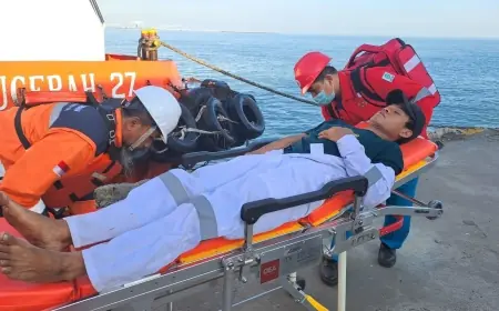 SIG Pabrik Tuban Dukung Evakuasi Korban Kapal Terbakar di Laut Utara Tuban