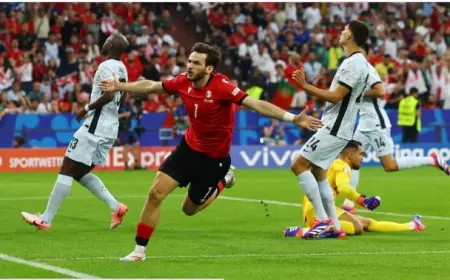 Kvaratskhelia Wujudkan Impian Masa Kecil Dapatkan Jersey Cristiano Ronaldo
