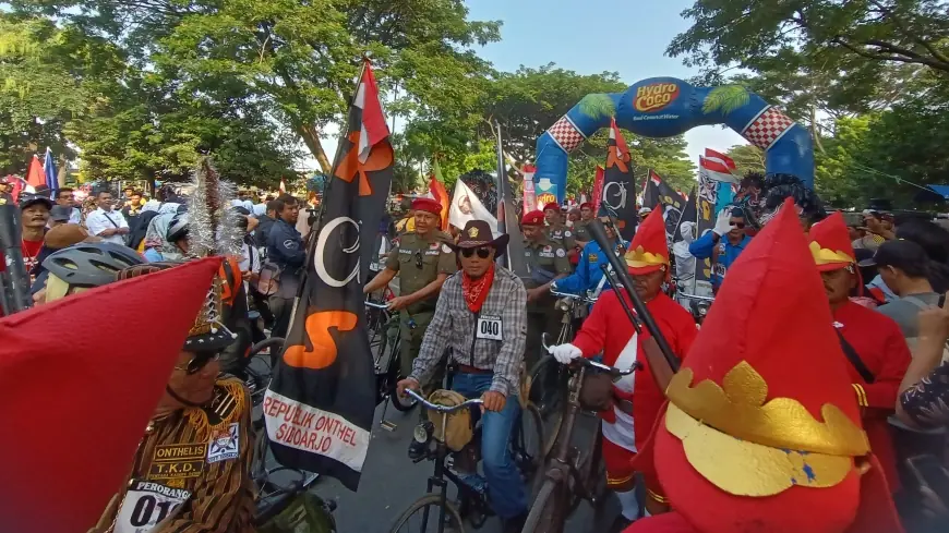 Ribuan Onthelis Sepeda Tua Berkostum Unik Kelilingi Wisata Budaya di Kediri