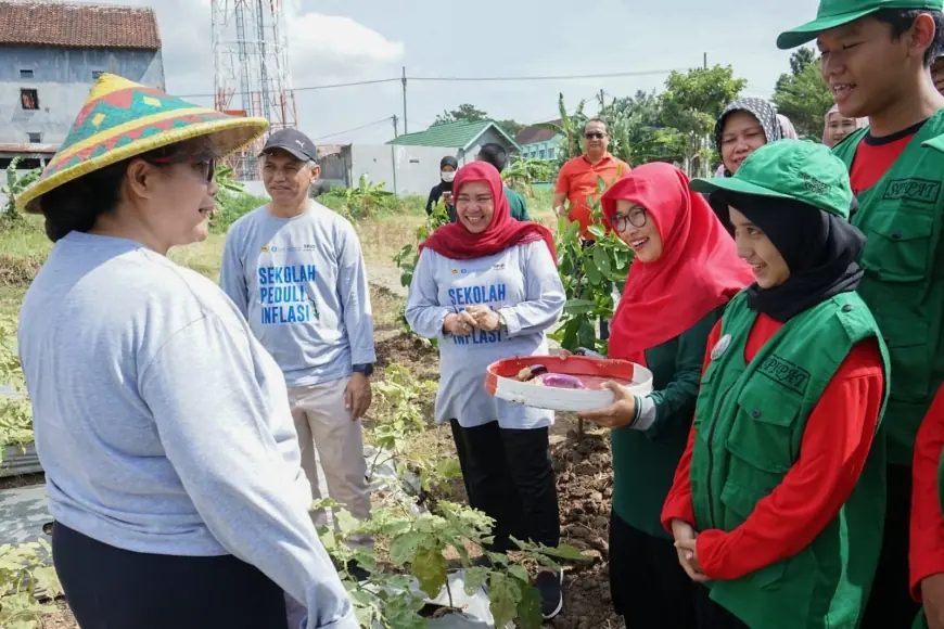 Bersepeda ke SMP Negeri 4, Pj Wali Kota Kediri Panen Terong di Kebun Sekolah