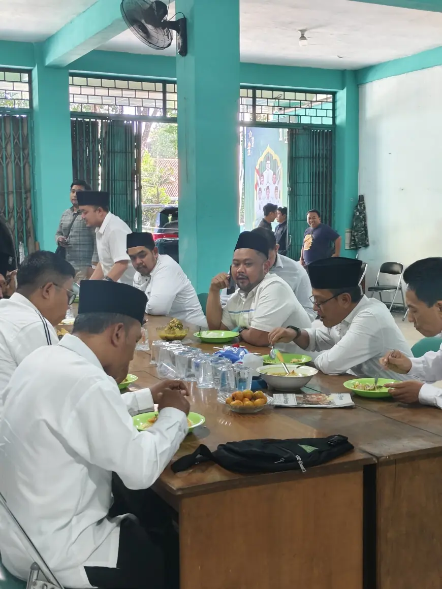 Kembalikan Formulir Bacabup, Petahana Makan Siang Bareng Petinggi PKB Gresik