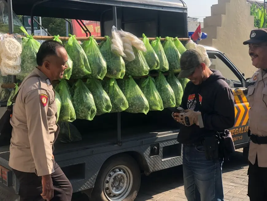 Mobil Polisi Jadi Gerobak Sayur Dadakan Di Jombang