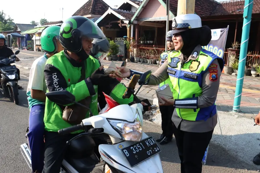 Jumat Berkah, Satlantas Polres Mojokerto Kota Bagikan Sarapan Gratis Ke Pengendara