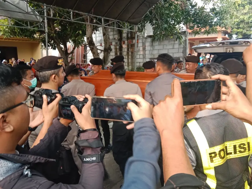 Jenazah Polisi Dibakar Istri Tiba Di Rumah Duka di Jombang