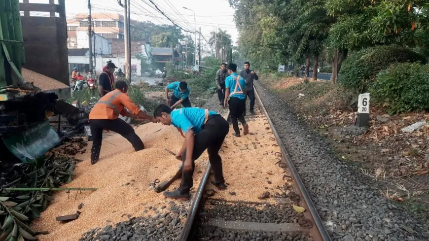 Temperan Laka Kereta Api Commuterline Sindro Vs Truk di Surabaya Sempat Ganggu Perjalanan KA Lain
