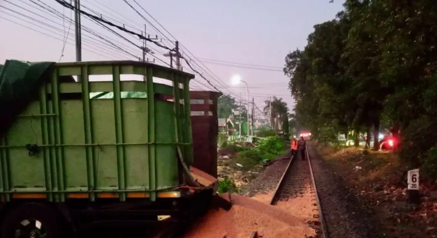 Temperan Laka Kereta Api Commuterline Sindro Vs Truk di Surabaya Sempat Ganggu Perjalanan KA Lain