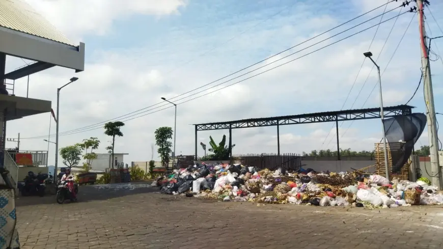 Tak Hanya Pasar Among Tani Batu, Pasar Sayur Ikut Keluhkan Bau Sampah