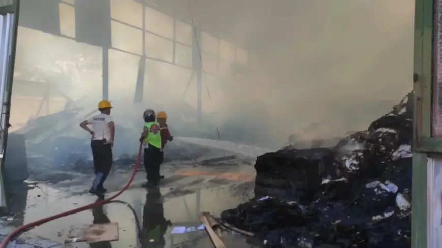 Sebuah Gudang di Magersari Terbakar, 5 Unit Mobil Pemadam Diterjunkan