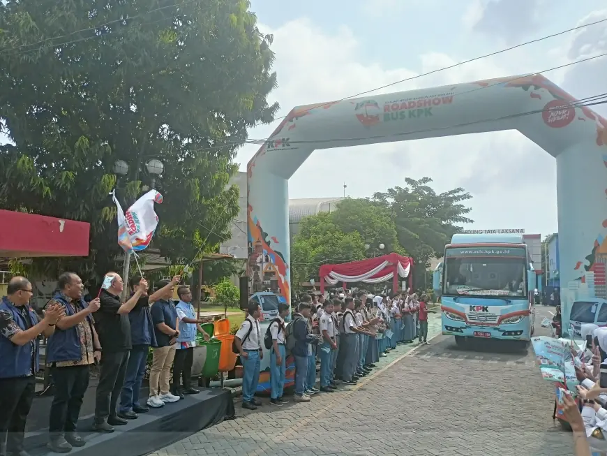 Pelepasan Bus Edukasi KPK di SMKN 5 Surabaya: Akhiri Perjalanan di Jawa Timur