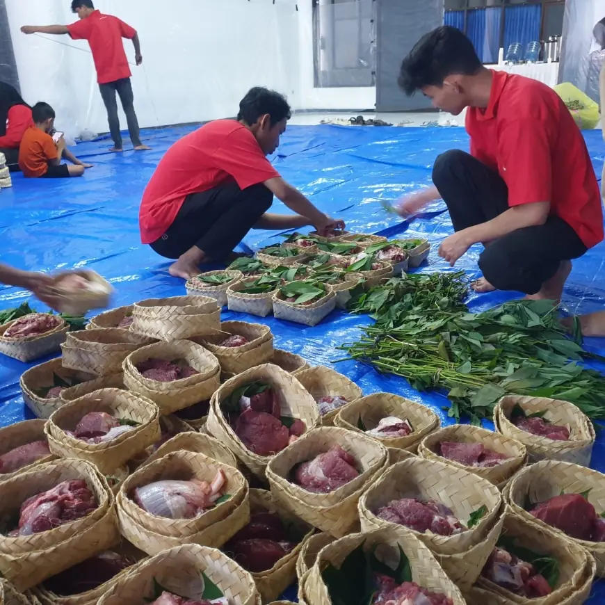 UMM Peduli Lingkungan, Bagikan Seribu Paket Daging Qurban Dibungkus Daun Singkong