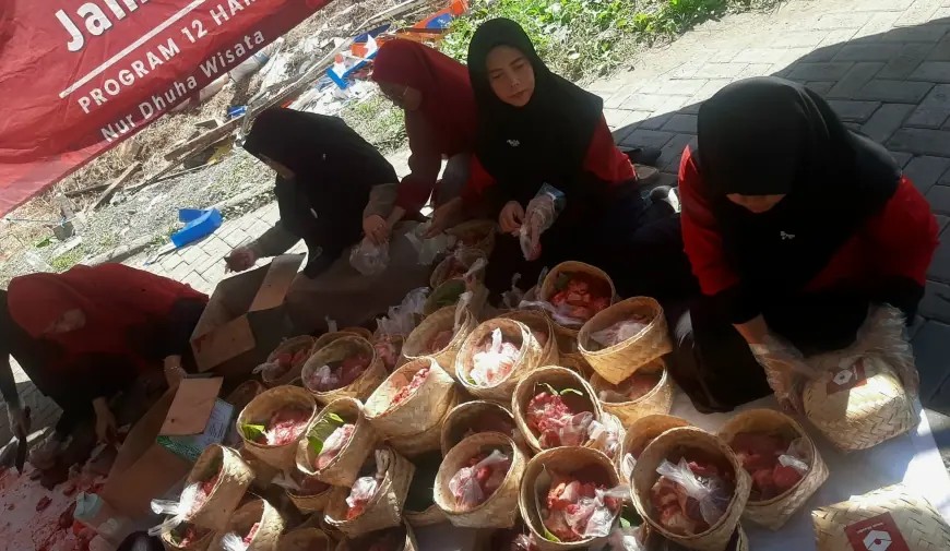 Insan Mandiri Distribusikan dan Kemas 400 Paket Daging Kurban Pakai Besek dan Daun Pisang