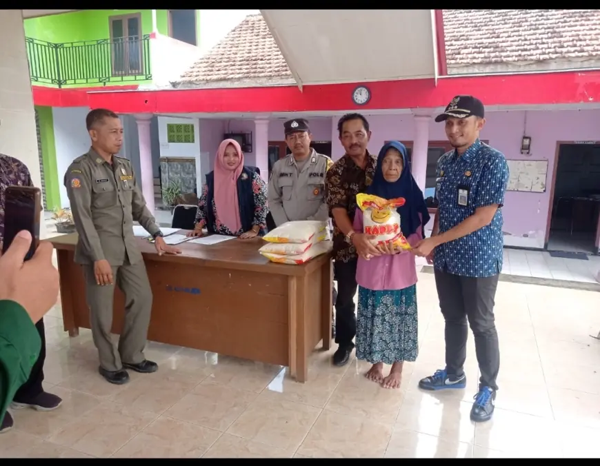 Dinsos Jember Beri Bantuan Sembako Program Bupati Jember di Dua Desa di Gumukmas