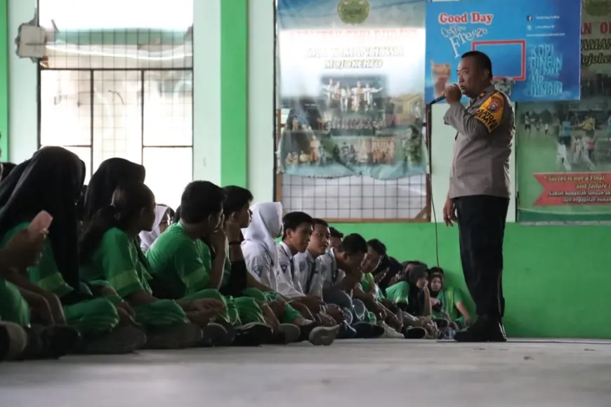 Satbinmas Polres Mojokerto Kota Sosialisasikan Bahaya Narkoba dan Kenakalan Remaja kepada Pelajar