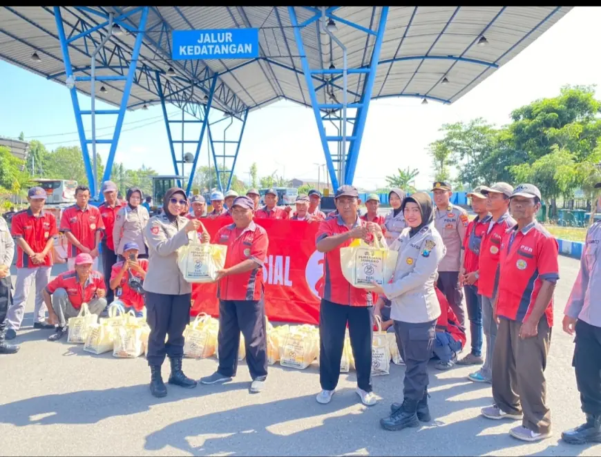 Peringati  HUT ke-78 Bhayangkara, Polwan Polres Nganjuk Bagi-bagi Sembako