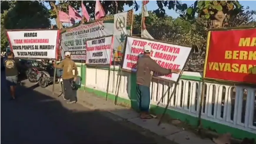 Warga Demo Ponpes Di Sidoarjo Atas Dugaan Pengurus Lakukan Tindakan Asusila