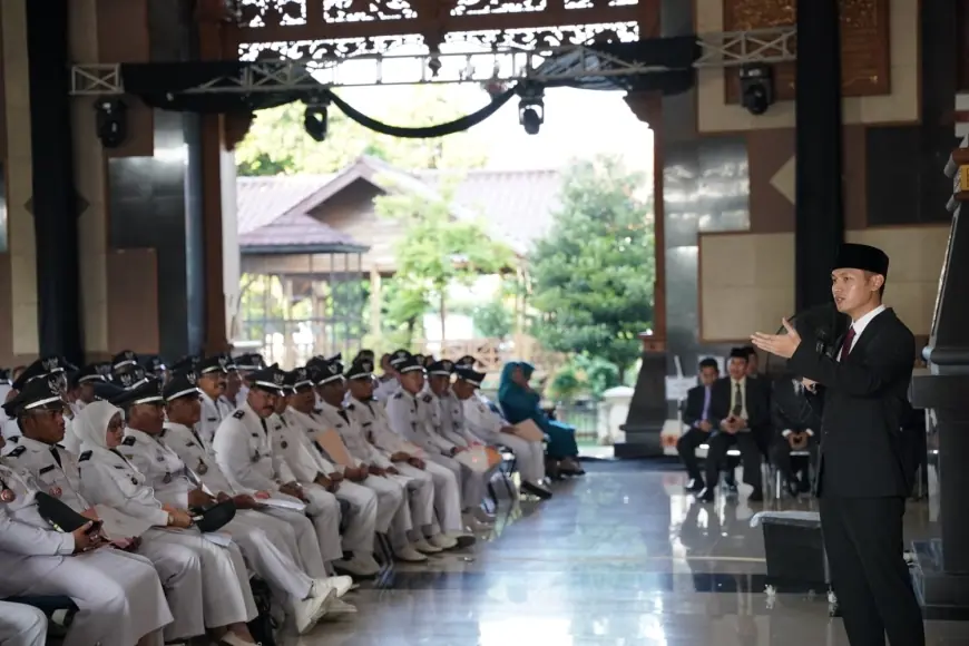 Bupati Tuban Serahkan Surat Keputusan Perpanjangan Masa Jabatan Kades