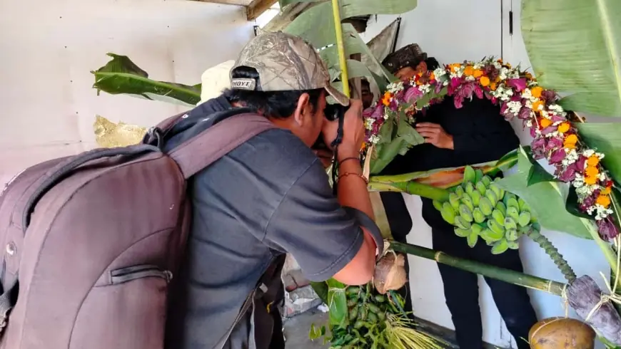 Berburu Foto Estetik Saat Pembuatan Ongkek Yadnya Kasada