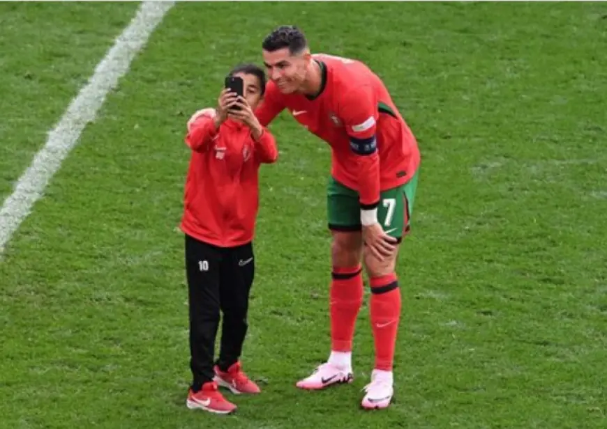 Cristiano Ronaldo Sempatkan Selfie dengan Bocil di Tengah Pertandingan, Pelatih Khawatirkan Keamanan