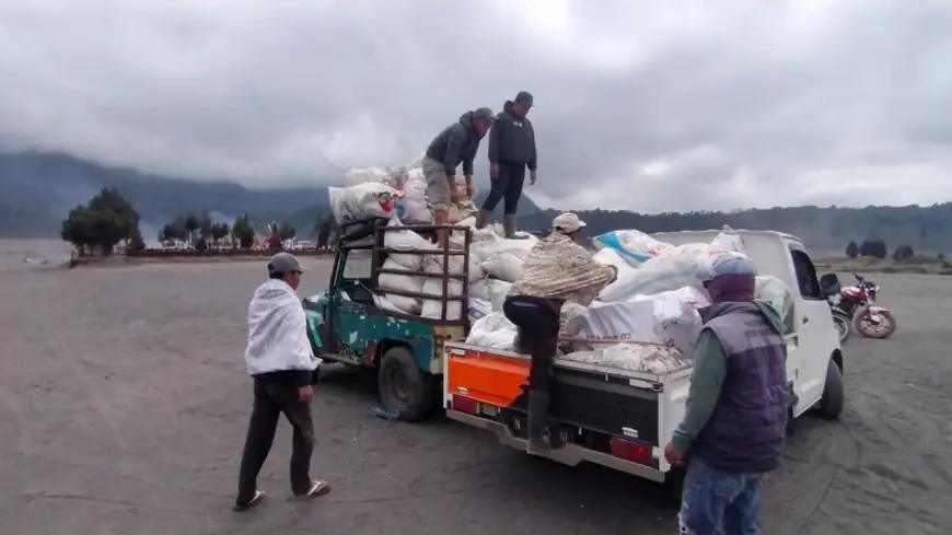 Usai Yadnya Kasada, 8 Pikap Sampah Diangkut dari Laut Pasir Bromo