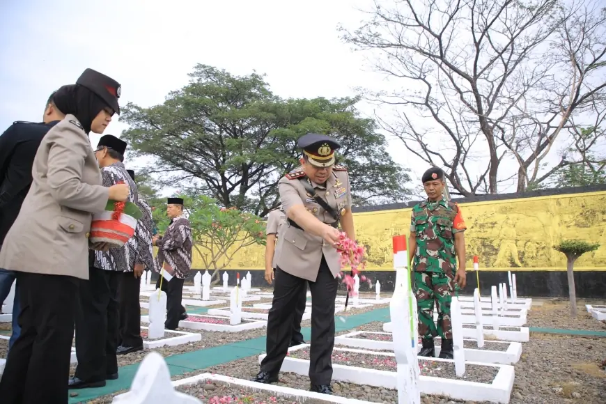 Polres Madiun dan Polres Madiun Kota Gelar Ziarah Peringati Hari Bhayangkara ke-78 di Taman Makam Pahlawan