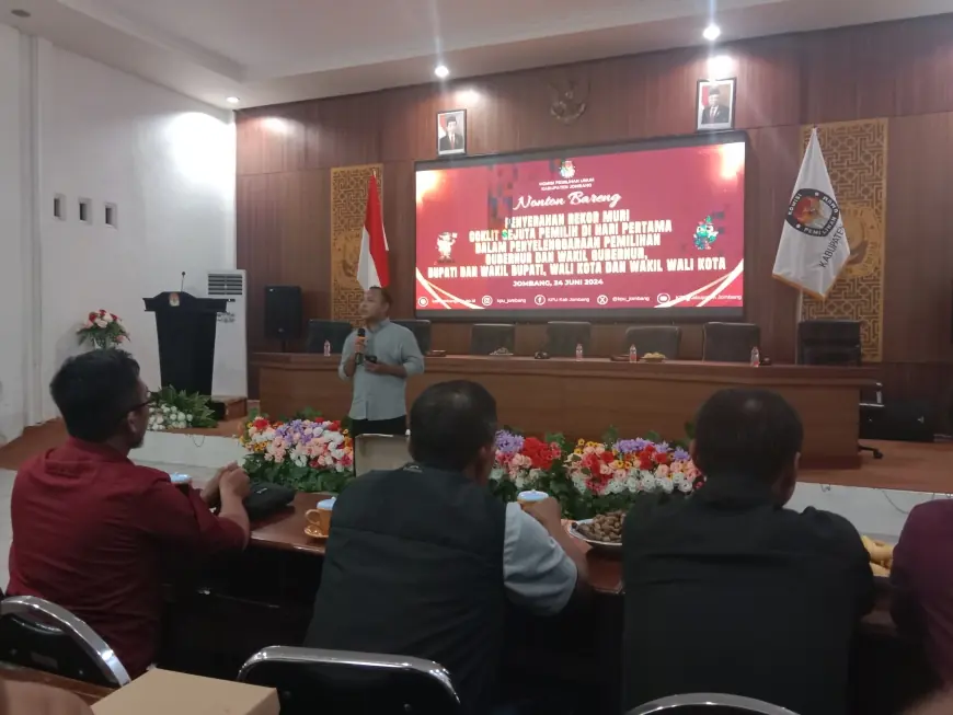 KPU Jombang Nobar Pemecahan Rekor MURI Coklit Serentak Sejuta Pemilih Pilkada 2024