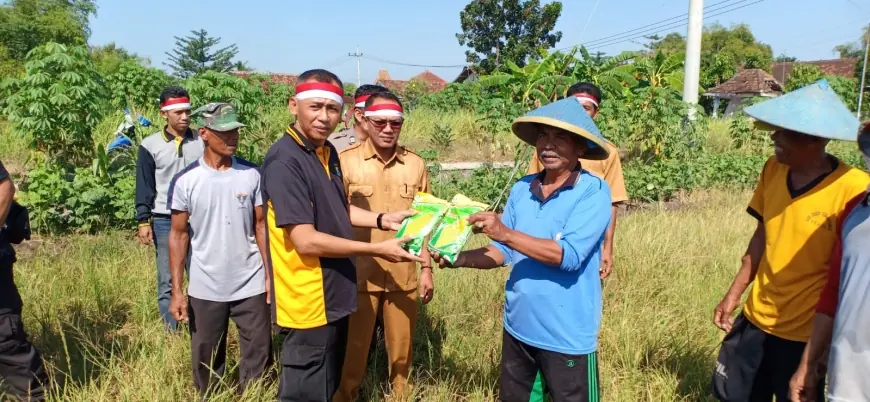 Jaga Ketahanan Pangan, Polisi di Gresik Bagikan Bibit Jagung ke Petani