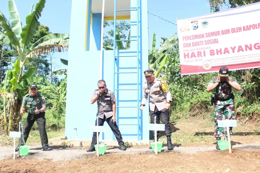 Bantu Penuhi Kebutuhan Air Bersih, Polres Bondowoso Serahkan Sumur Bor Kepada Warga