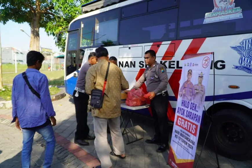 Momen Akrab Satlantas Polres Gresik Bagi-bagi Sarapan Gratis ke Pemohon SIM Keliling