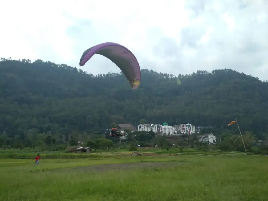 Paralayang Kota Batu Bakal Dipenuhi Aksi Atlet Nasional dan Mancanegara