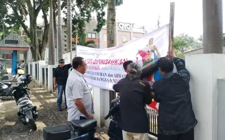 Forum Warga Batu Pasang Spanduk Tuntutan Pemindahan Jenazah ER