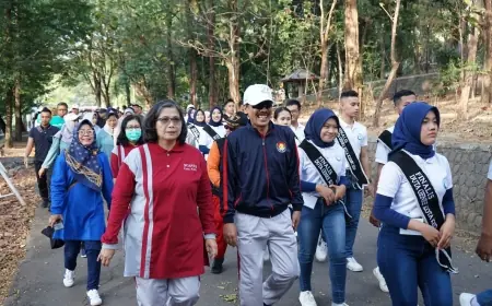Pj Wali Kota Kediri Ikuti Jalan Sehat Peringatan Hari Keluarga Nasional ke-31