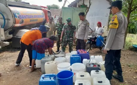 Polisi Bondowoso Bantu Salurkan Bantuan Air Bersih Bagi Warga Terdampak Kekeringan