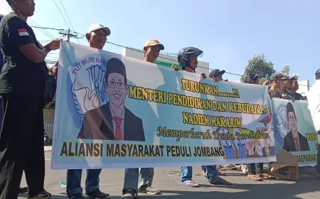 Demo Aliansi Masyarakat Peduli Pendidikan Jombang Tuntut Nadiem Makarim Mundur