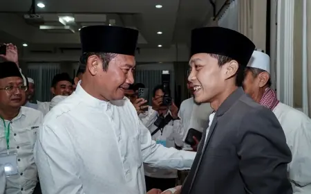 Lautan Manusia  Antusias  Ngaji Bareng Gus Iqdam di Alun Alun Lamongan