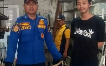 Petugas Damkar Jember Amankan Ular Kobra di Gudang Aluminium