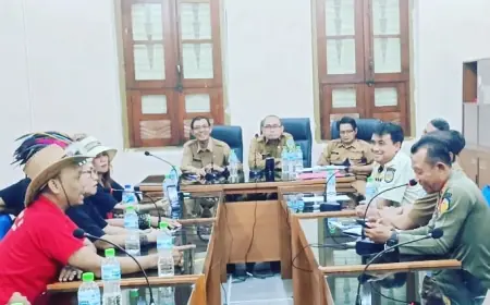 Massa Demo di Pendopo Pemkab Nganjuk Tolak Tambang Galian C di Desa Karangsono