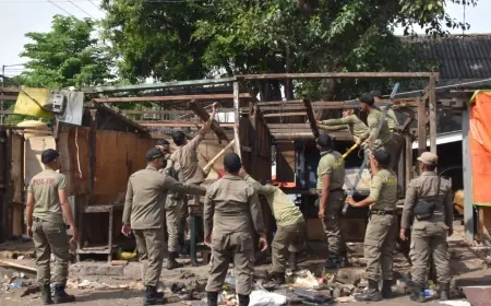 Progres Penertiban PKL Selesai 90 Persen, Satpol PP Jaga Keamanan Pasar Loak Dupak Rukun Surabaya