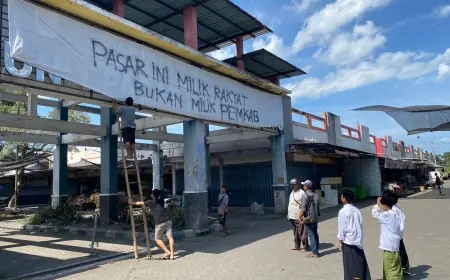 Pedagang Pasar Baru Kencong Mengamuk, Logo Pemkab Jember Ditutup Kain Kafan