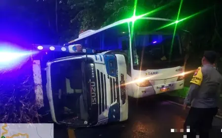 Gegara Truk Tebu Terguling, Jalur Gumitir Jember Macet Parah