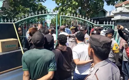 Demo Warga di Kantor Desa Tembarak Nyaris Ricuh, Wartawan Tidak Boleh Meliput