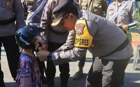 Taat Berkendara, Pengguna Jalan Dapat Coklat dan Helm Gratis dari Polres Probolinggo