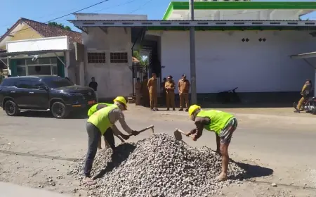 Akhirnya, Jalan Rusak Depan Puskesmas Tamanan Bondowoso Diperbaiki