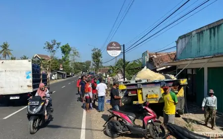 Ban Kanan Meletus, Fuso Muatan Semen Imasco Tabrak Dua Ruko Serta Dua Motor