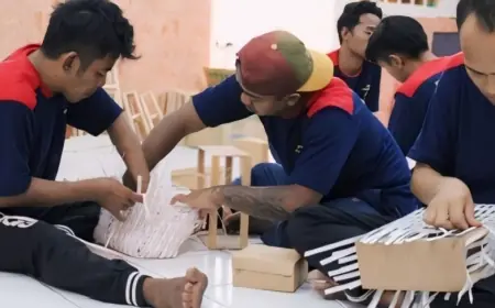 Warga Binaan Lapas Pasuruan Buat Kerajinan Tas Anyaman