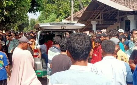 Jenazah Remaja Korban Laka Air Nganjuk Dibawa Ke Rumah Duka